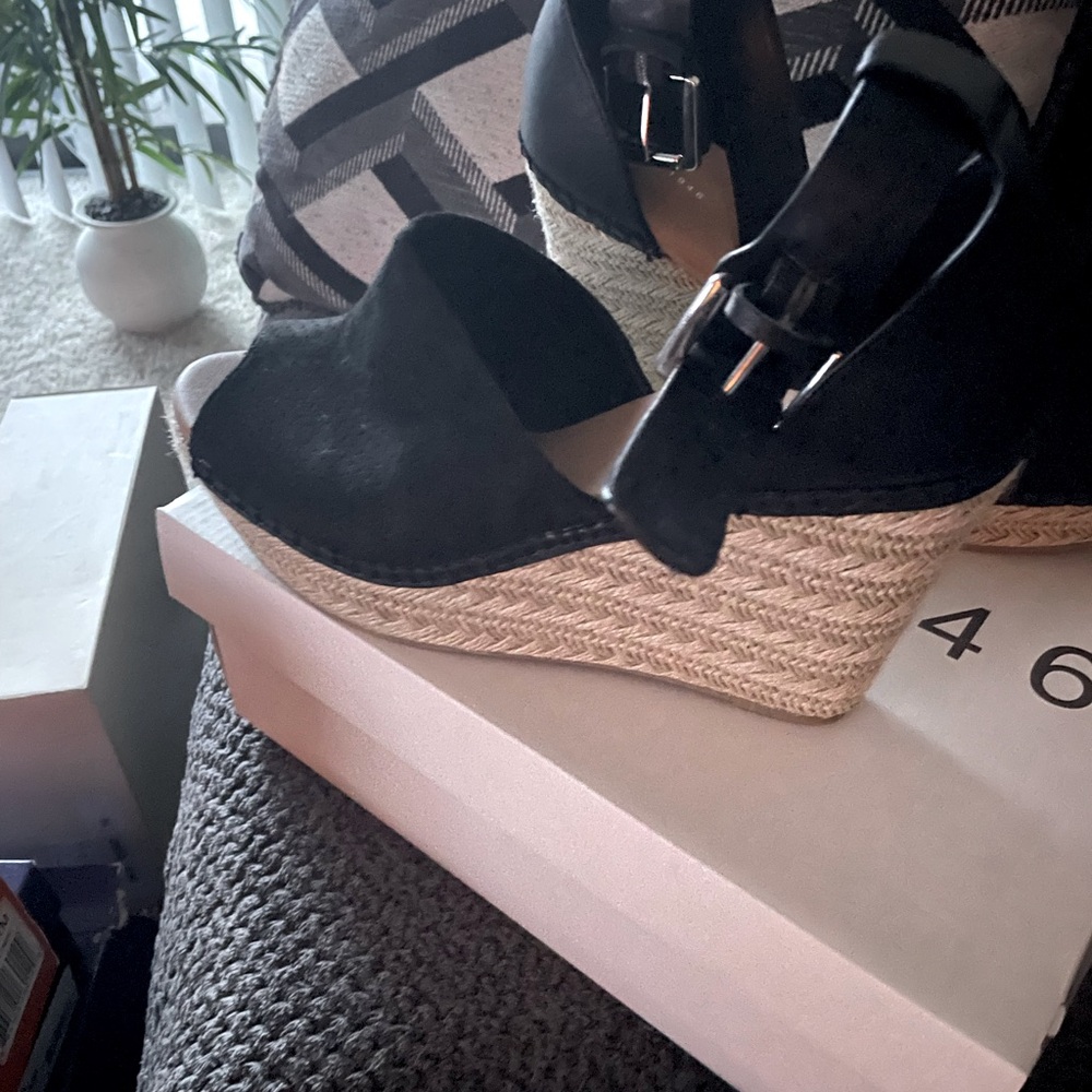 New Women’s black wedge size 10